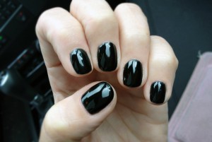 black nails essie Minna Tannerfalk